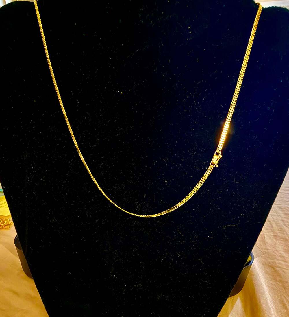 18K Yellow Gold Necklace Heartbiz size 16 with Box Clasp
Brand New